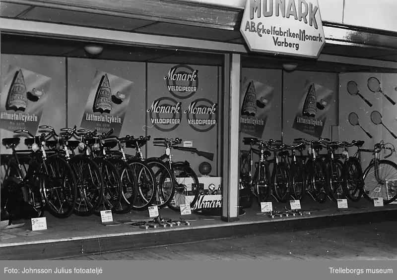 Utställning av cyklar av märke Monark på Mattssons sport & cykelaffär, Västergatan i Trelleborg 1947.