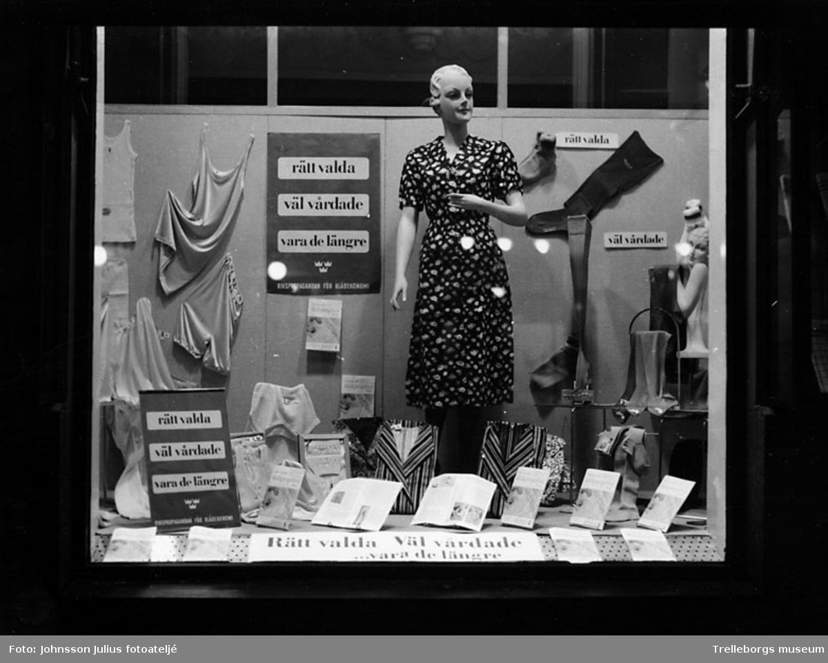 Aktivs skyltar med damkläder år 1940.