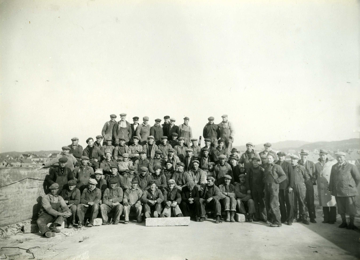 Arbeiderne som bygget Risøybroa. Fotografert i samlet flokk på broa.