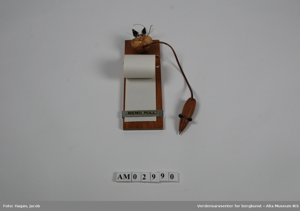Form: Rektangulær plate m/katt, mus og papirrull
Prydgjenstand med kulepenn.