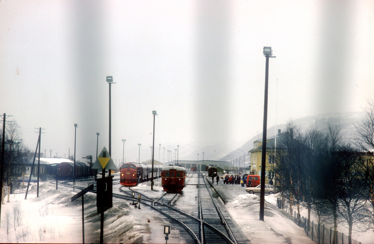 Dagtoget Trondheim - Bodø, Ht 451, kjører inn på Mosjøen stasjon. Kryssing med tog 452.