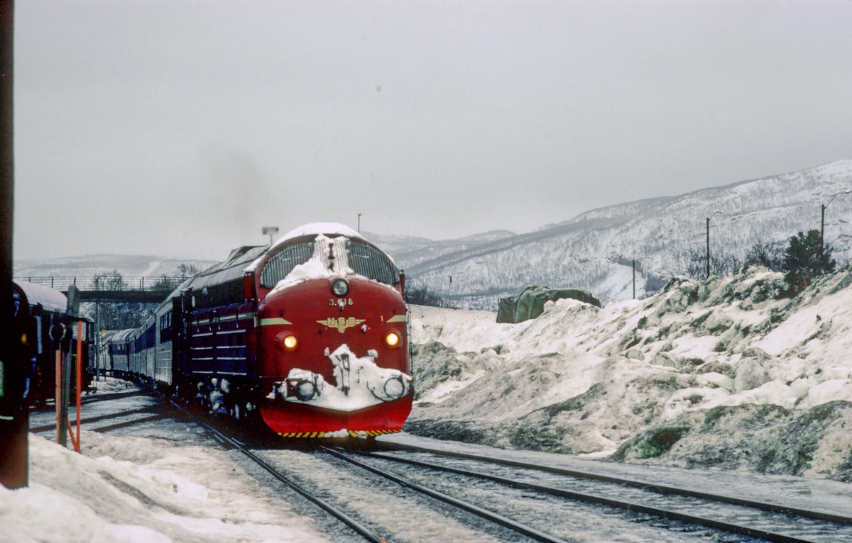 Natthurtigtog 455 Trondheim - Bodø kjører inn på Fauske stasjon. Kryssing med tog 452.