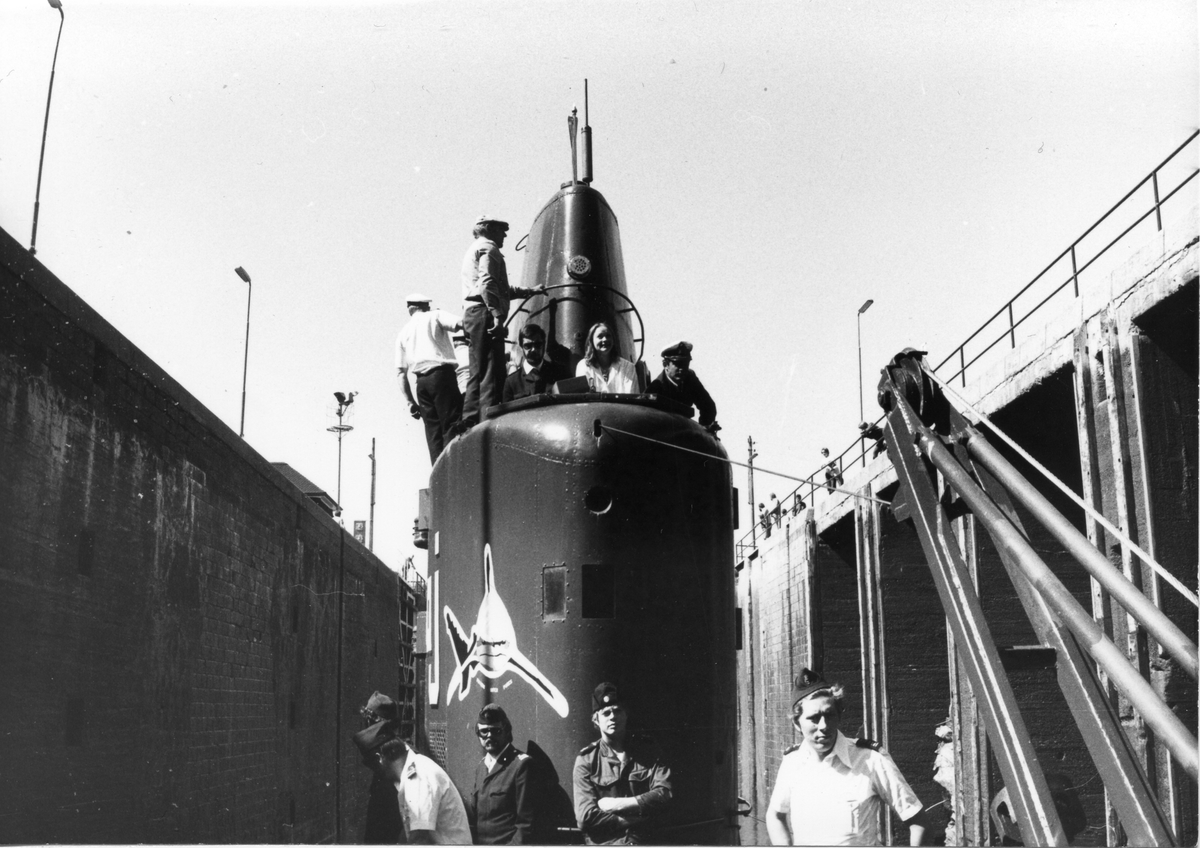 Ubåten Hajen är på väg upp till Vänern. Bilden visar ubåten i sluss 1975