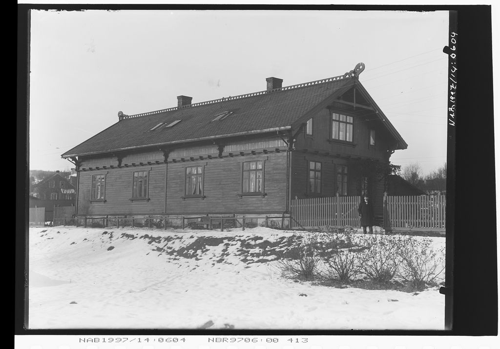 Det ene av de to vertikaldelt funksjonærbolig (vokterbolig) til Jernbanen oppført på det som senere ble LKABs øvre opplag. Arkitekt: Paul Due. Husene ble senere flyttet til Frydenlundsgata på slutten av 1. verdenskrig.