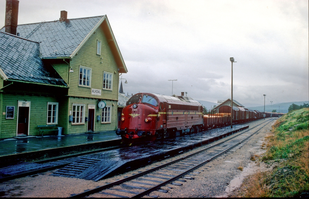 Sørgående godstog på Alvdal stasjon med NSB dieselelektrisk lokomotiv Di 3 611.