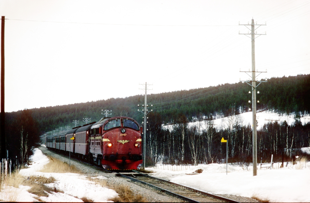 Hurtigtog 302, Trondheim - Oslo Ø over Røros, med dieselelktrisk lokomotiv Di 3a 627 ved Øvre Myre, Os i Østerdalen.