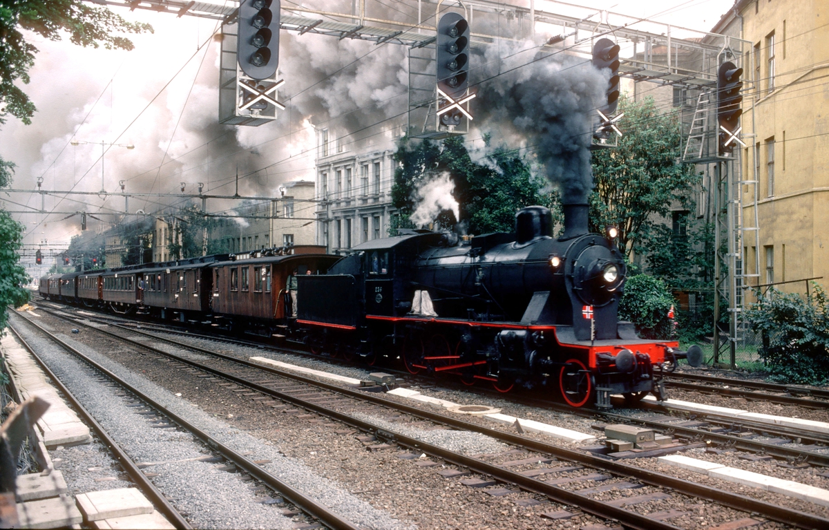 Ekstratog i anledning jernbanens 125 års jubileum, Oslo - Eidsvoll kjører ut fra Oslo Ø. Damplokomotiv 24b 236.