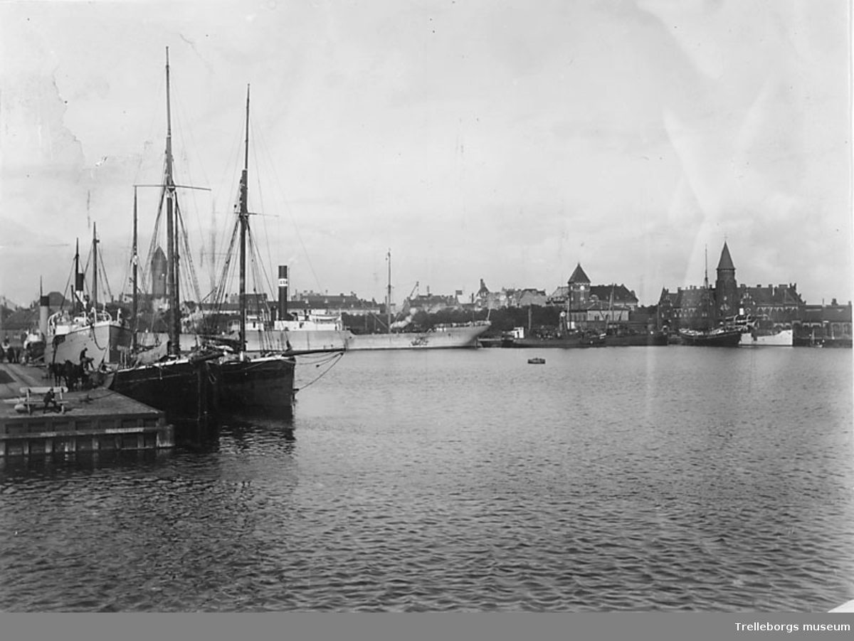 Östra Hamnbassängen omkring 1914. Negativ 18x24.