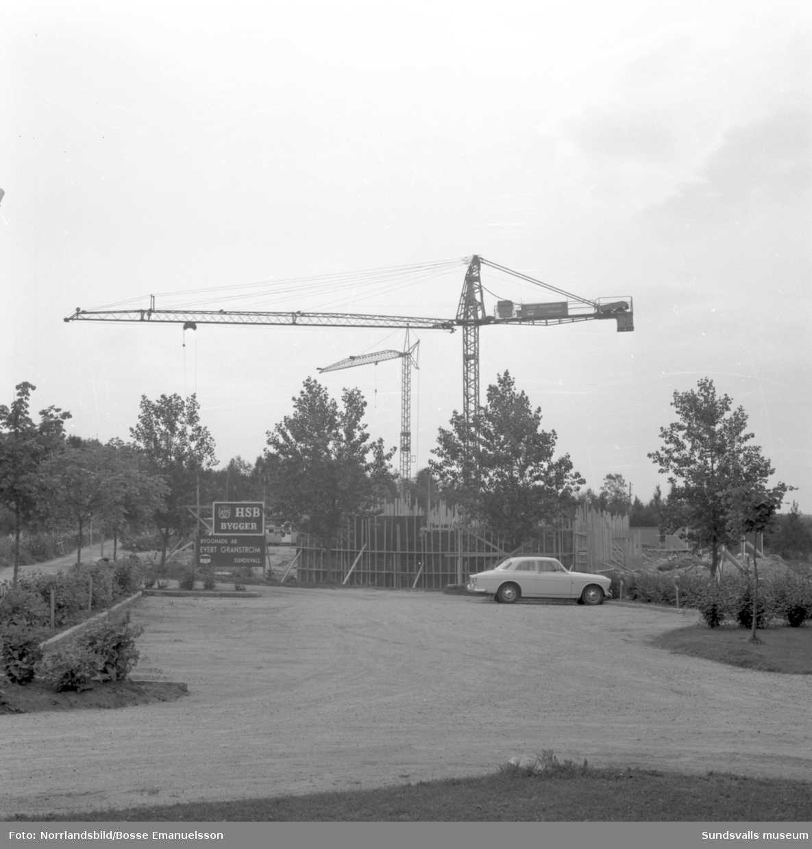 Byggfirman Evert Granström bygger flerfamiljshus på Alnö, vid Färjevägen nedanför Räbbmogatan.