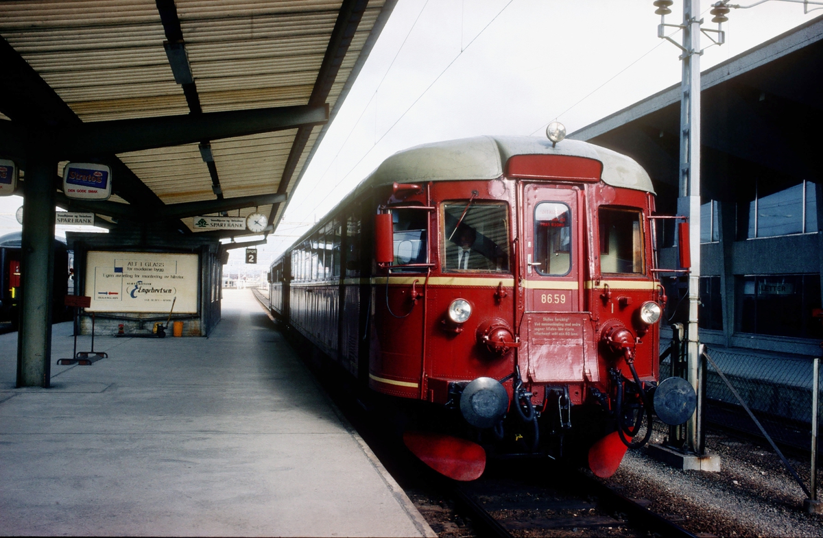 NSB dieselmotorvogn BM 86 59 på Trondheim stasjon.