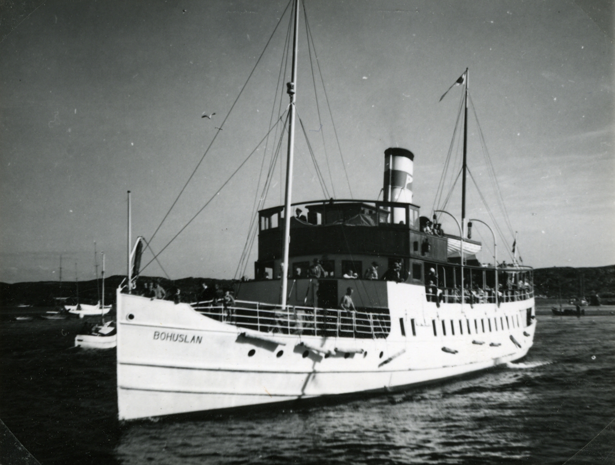 Fotodatum 1952-08-06. Fartyget anlöper Marstrand.