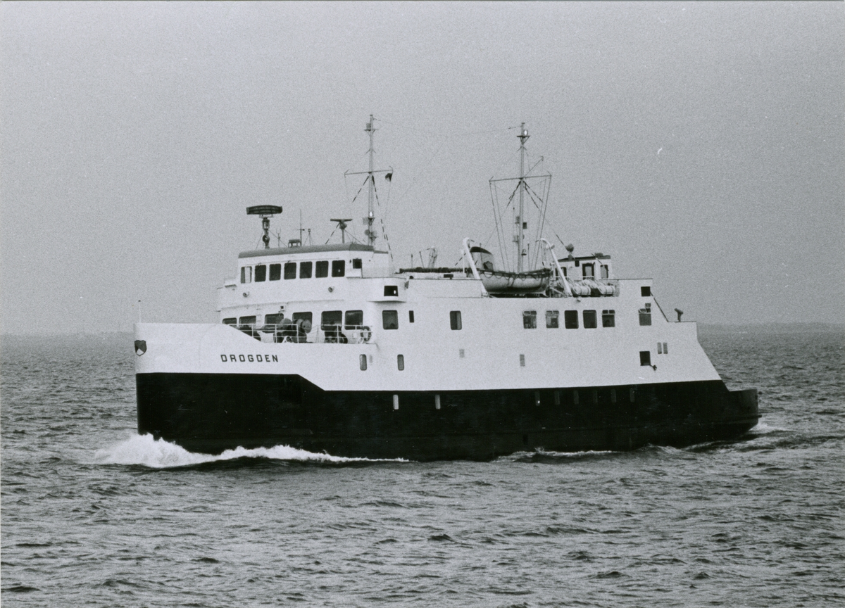 Passagerarfartyget DROGDEN under gång i Öresund.