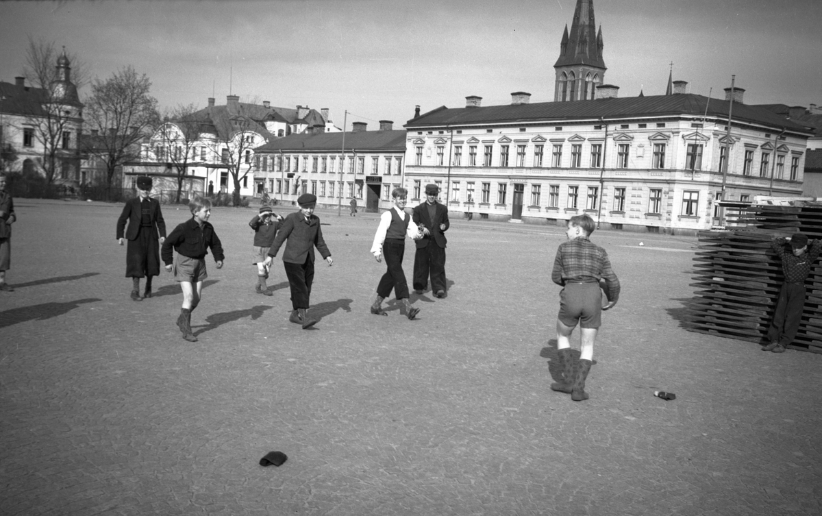 Några pojkar spelar fotboll på västra torget i Jönköping.