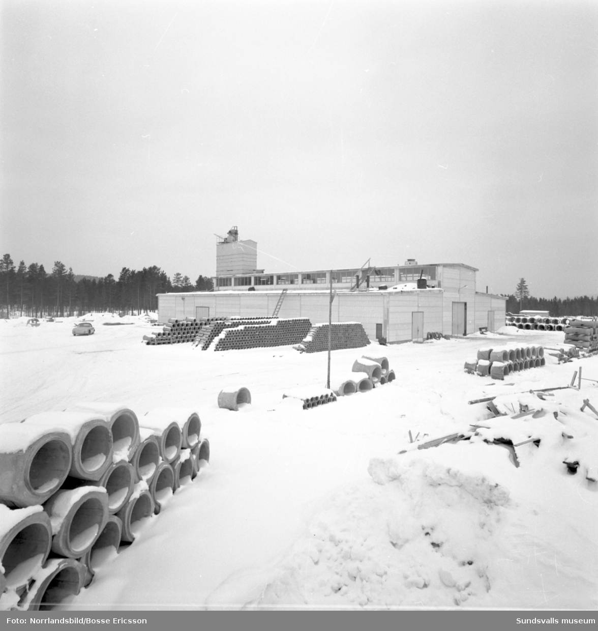 Exteriörbilder av cementgjuteriet i Bergeforsen.
