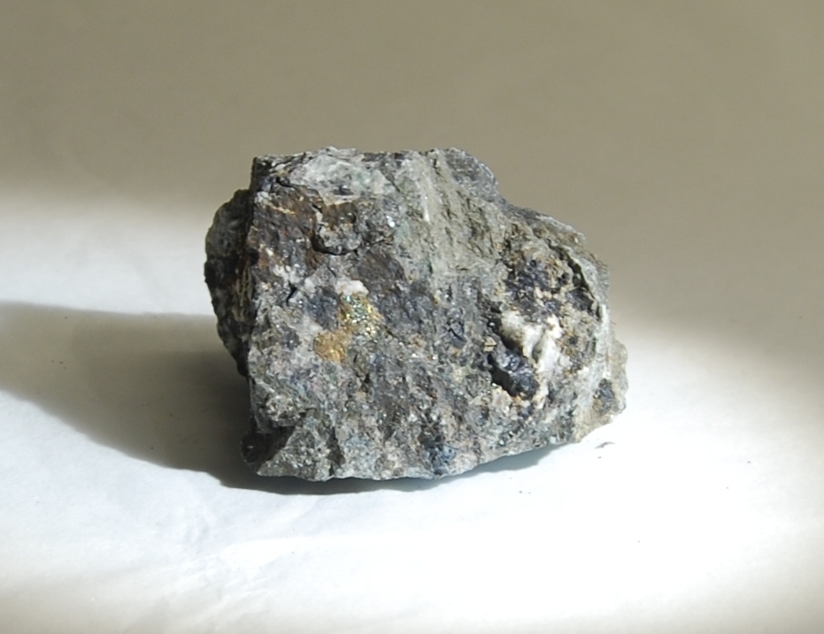 Utenom kobberet og metallisk grå farg er stuffen magnetisk og dekket delvis av det gråhvitt sekundærmineral av bly.
