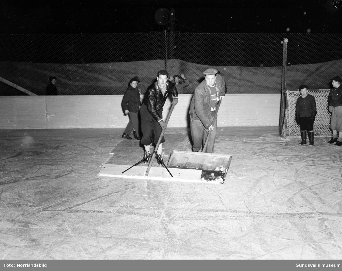 Matcher i Norrländska ishockeyveckan som var en turnering mellan distrikt och arrangerades under början av 1950-talet. På första bilden spelar Västerbottens länslag (i ljusa tröjor) mot Medelpad. Västerbottens målvakt heter Gösta ”Jeppe” Lindahl.
