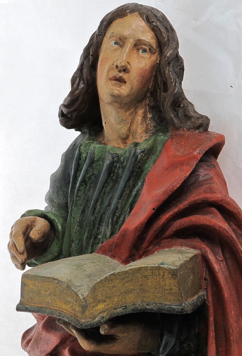 Stånende mannsfigur, ørn. Johannes med ørnen, fra prekestolen i Arendals eldste kirke.