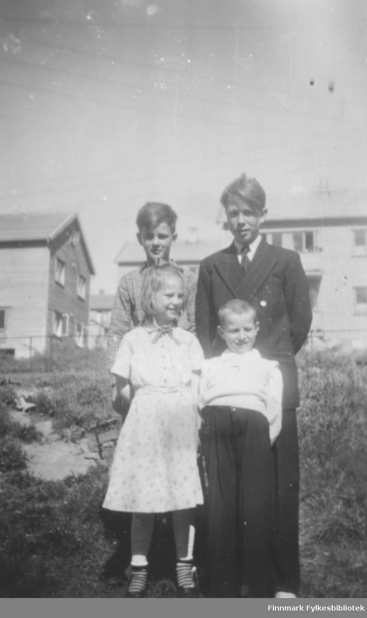 Søskenflokk fotografert i Kirkenes, ca. 1948