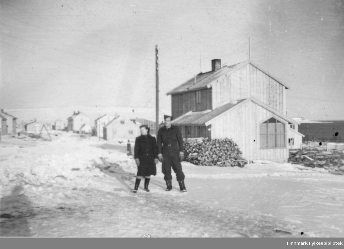 Sissi Hagen og Erling Kvam fotografert i Amtmannsgate rett nedenfor Vadsø kirke. Erling var i flyvåpenet på Kirkenes, og han har flyvåpenets uniform på bildet. Huset har i dag adresse Amtmannsgate 6