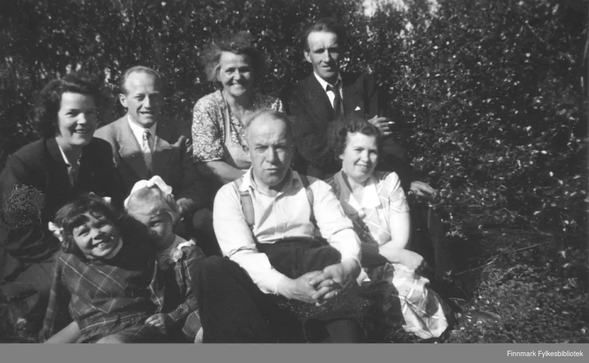 Gruppebilde tatt ved familien Kvams hytte i Fossen, ca. 1950-1955