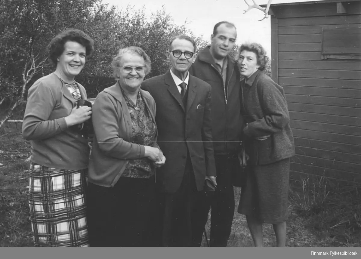 Ved familien Kvams hytte i Fossen, ca. 1962. Fra venstre: Ragnhild Ebeltoft, Svanhild Kvam, Bjarne Berg, Erling og Liv Kvam