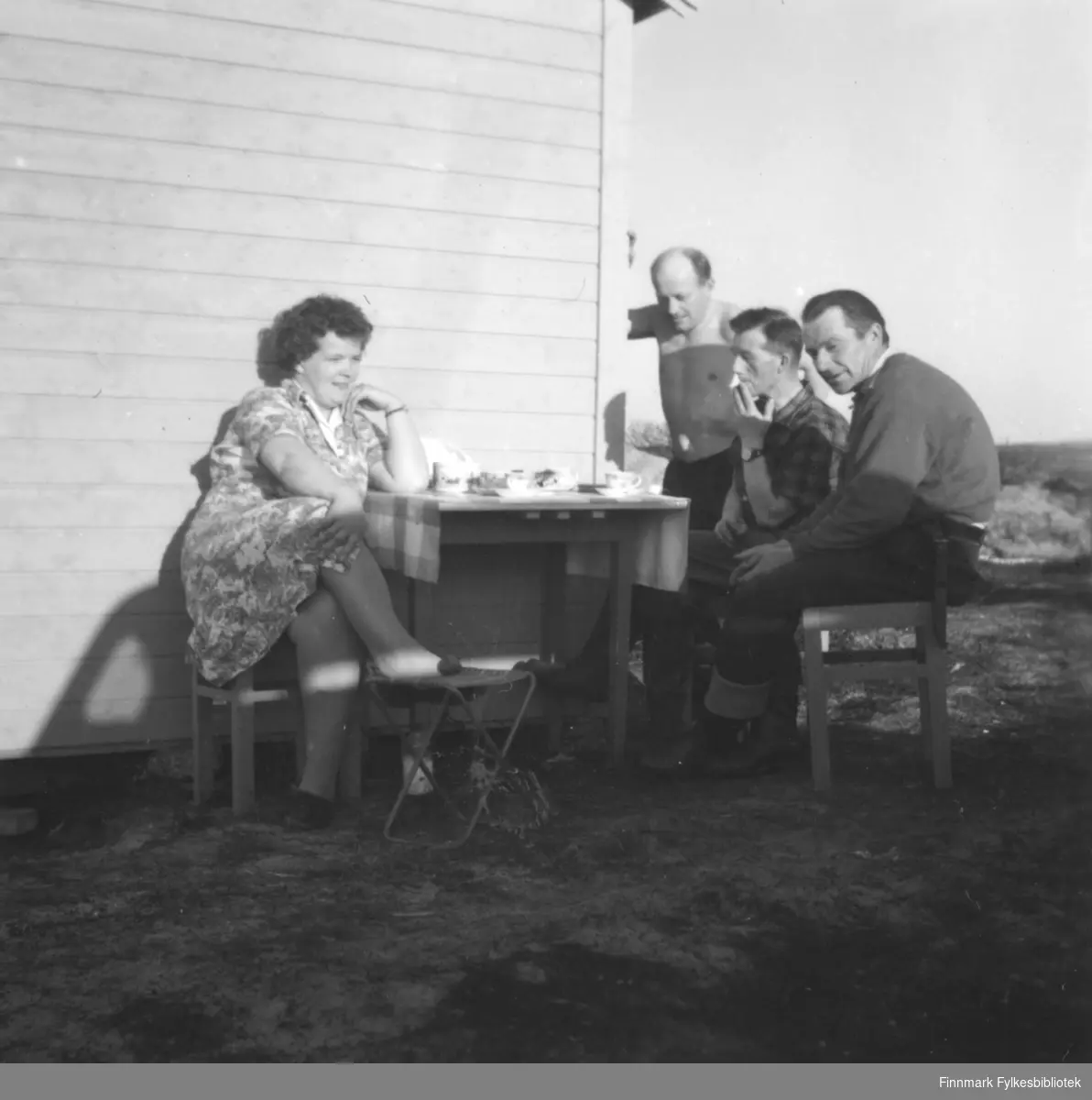 Utenfor familien Ebeltofts hytte i Skallelv, ca. 1962-1963. Fra venstre: Ragnhild Ebeltoft, Fritz Ebeltoft, Leif Haldorsen, Leif Vara