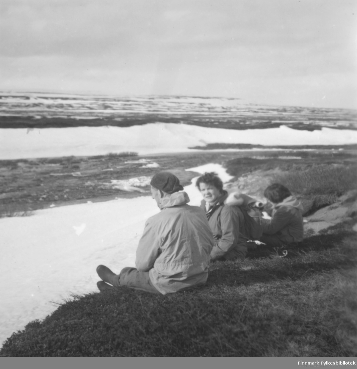 Familien Ebeltoft på tur i Skallelv, våren 1960. Det ser ut til at elva nettopp har gått opp