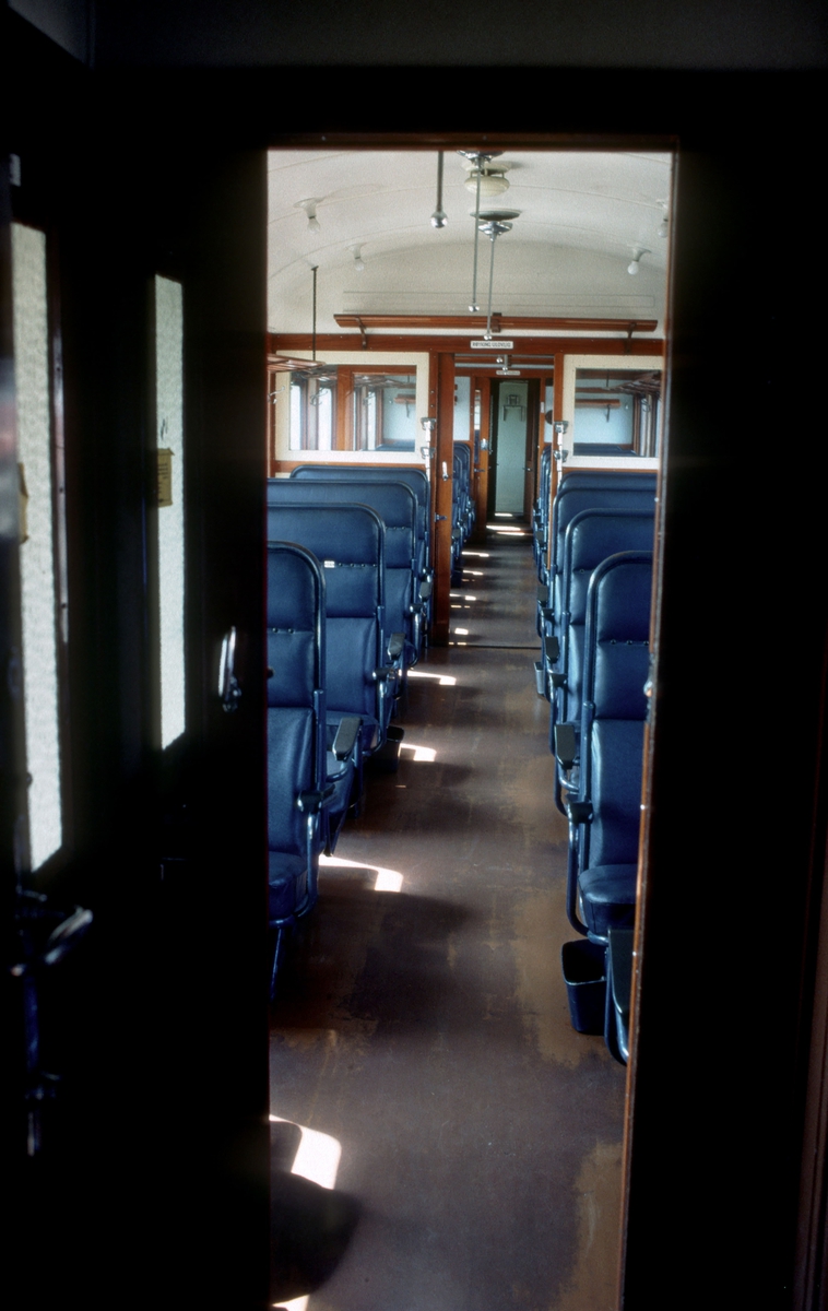 Interiør i NSB personvogn type B22 i tog 119 (Oslo - Moss) "Ormen Lange".