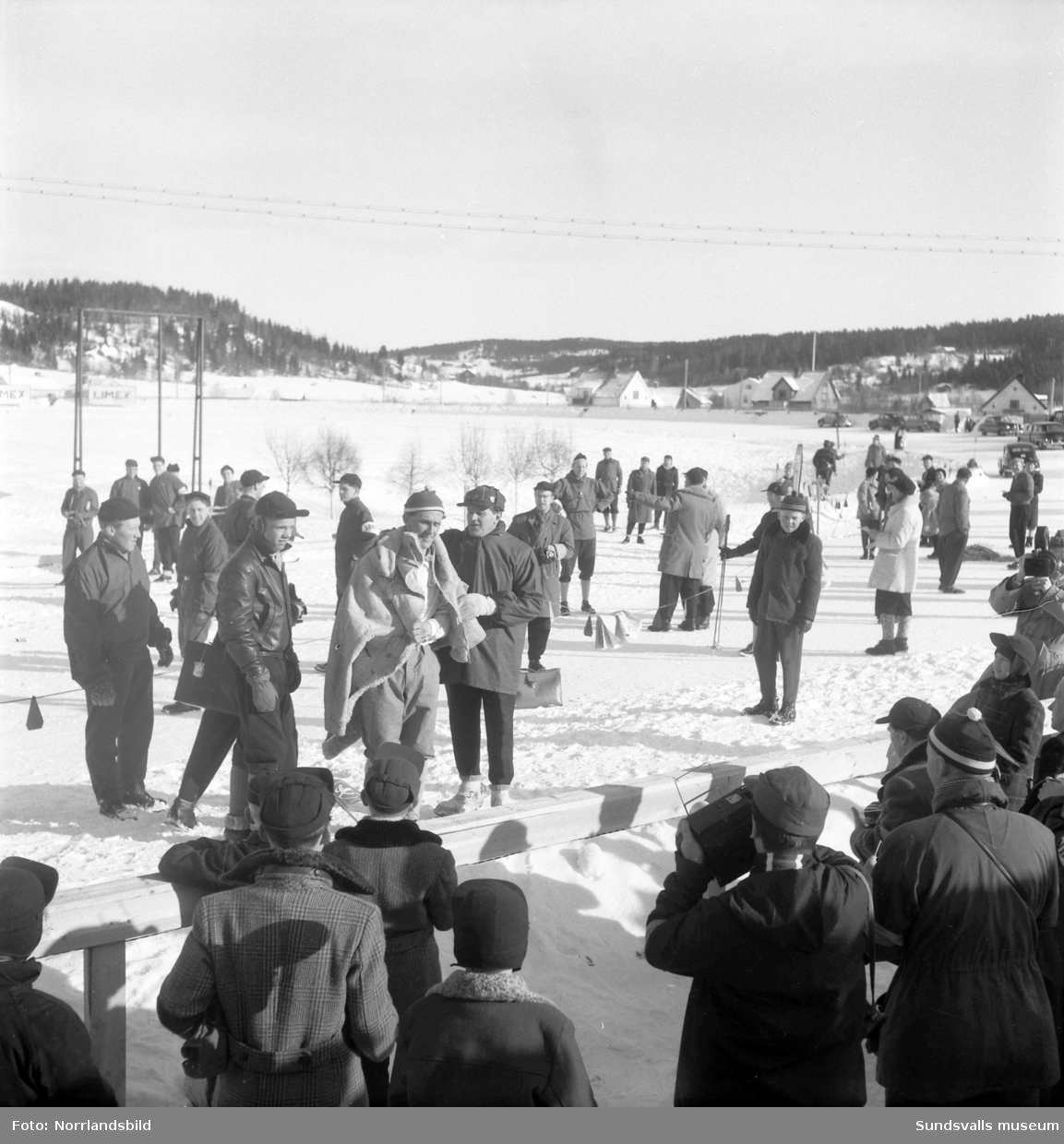 Skid-SM i Bergsåker, Sundsvall, 1955. 50 km herrar, vinnare Sixten Jernberg, Lima IF.