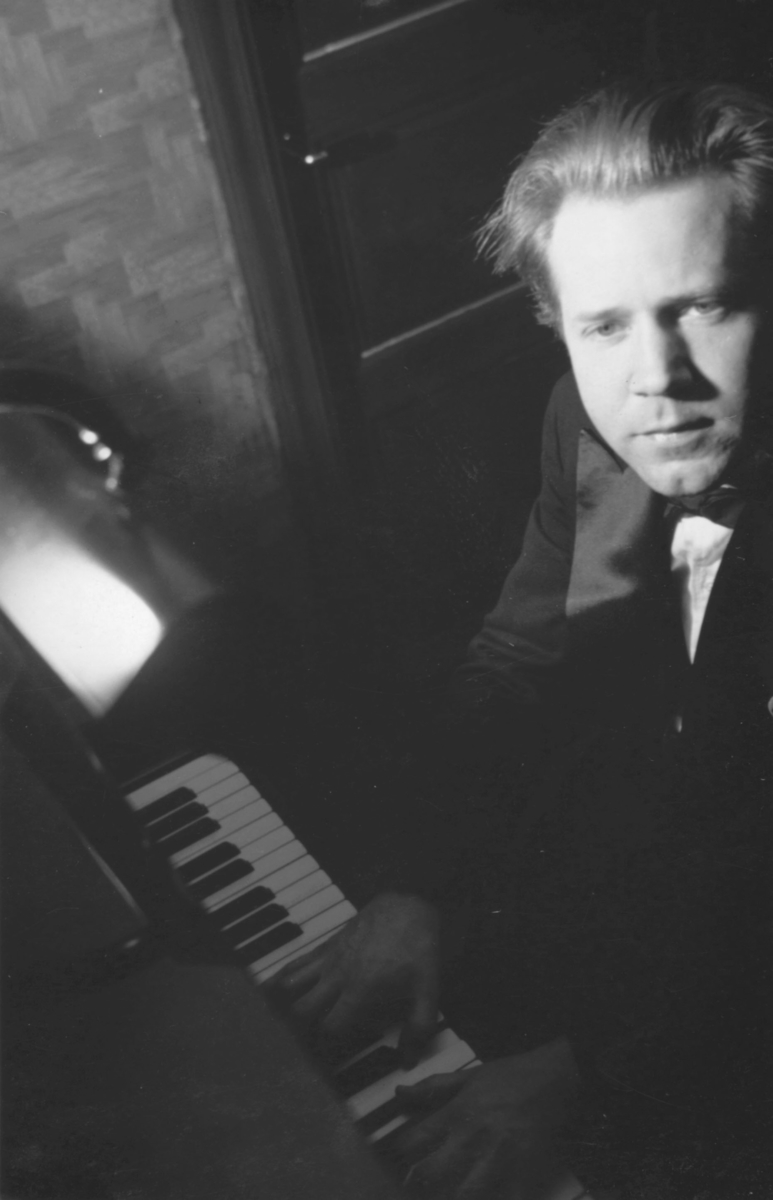 Komponisten og organisten Godtfred Pedersen spiller piano.