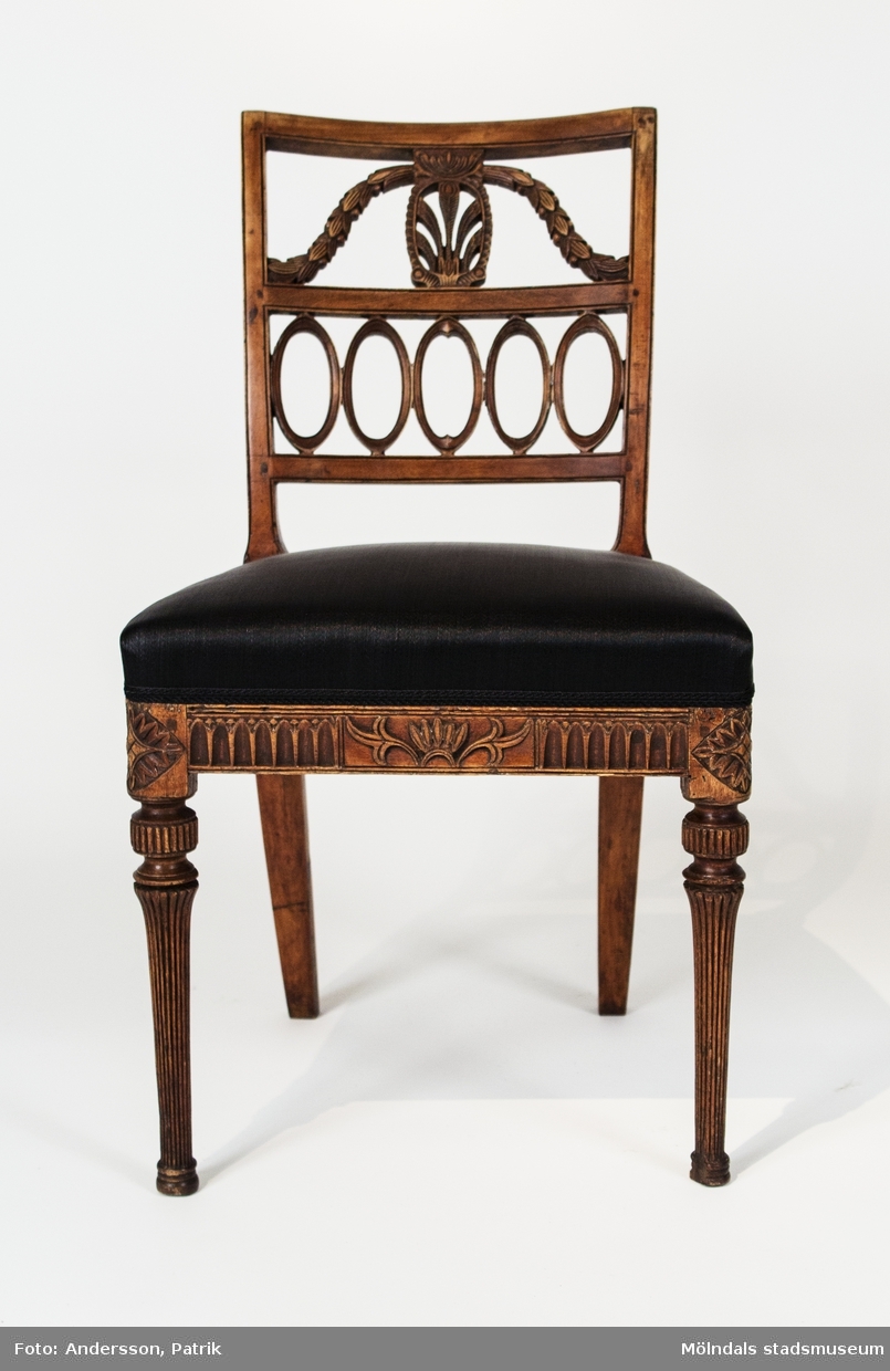 Stol, s.k. nollstol, brunmålad, klädd med svart tageltyg. Tillverkad i Lindome omkring 1800.