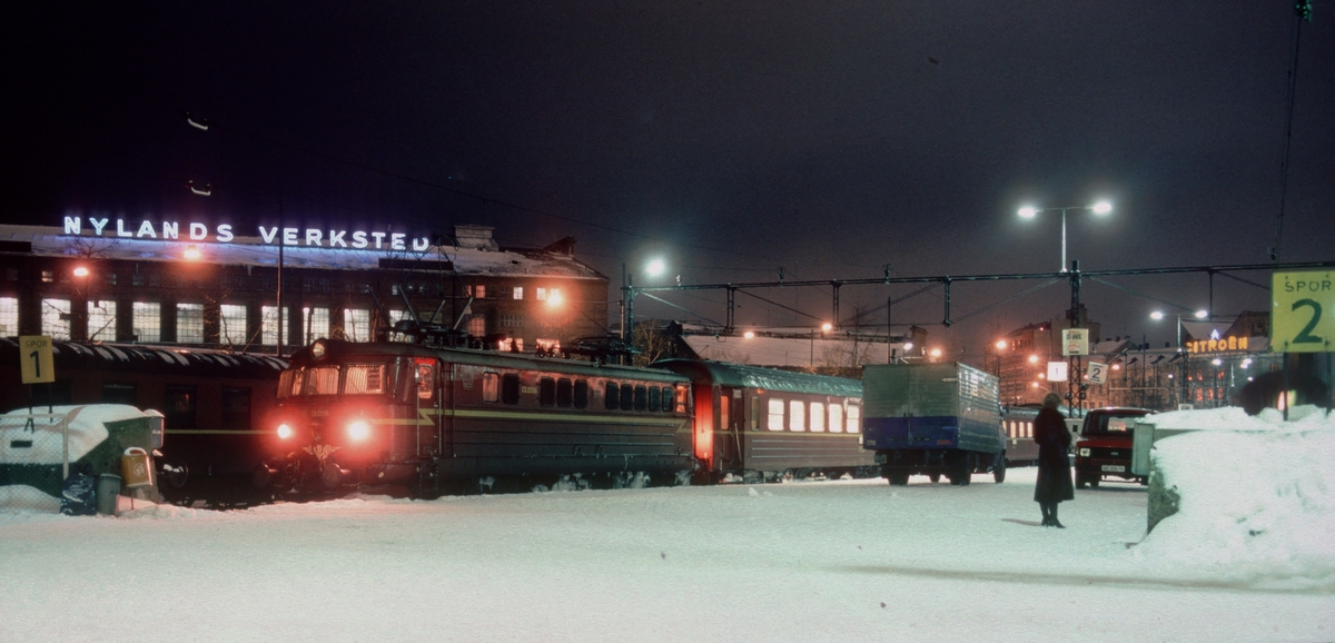 Vinterkveld på Vestbanen. Tog 702 har kommet fra Stavanger med NSB elektrisk lokomotiv El 13 2156 og vogner type 3 og 68.