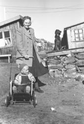 Farmor Olga Jacobsen på tur med barnebarnet Arne. Hun har en