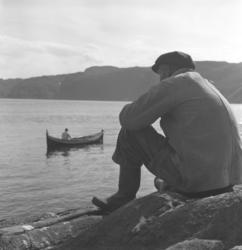Fridtjof Jacobsen er ute på sjøen og fisker mens svigerfaren