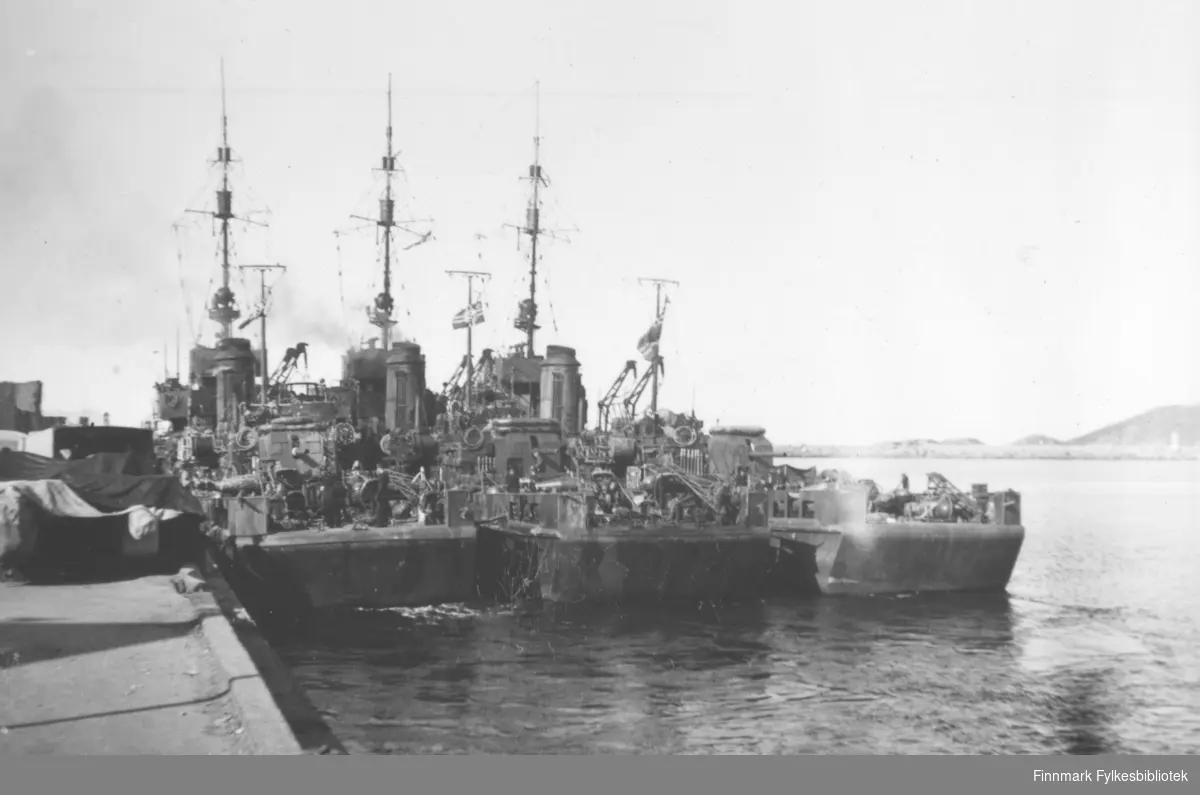 Fartøyene bå bildet er tyske minesveipere, type Mboot-35. Fartøyene er kamuflasjemalte og fører det nazi-tyske orlogsflagget. Bildet er derfor tatt under 2. verdenskrig.