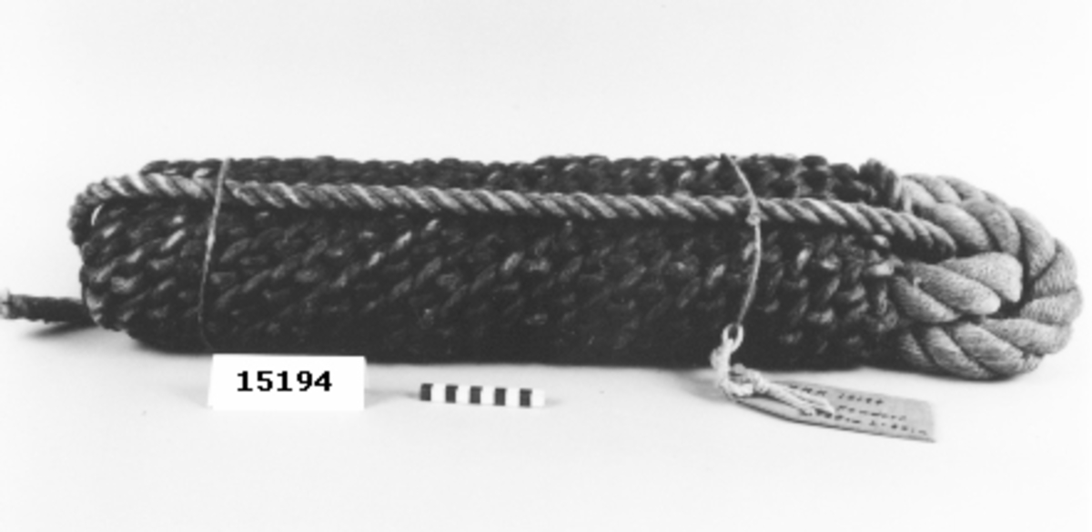 Två tjocka virade rep, bestående av tre mindre, virade rep, är lagda dubbelt mot varandra. Runt detta är en platting slagen täckande merparten av fenderten. Den ände av tågvirket som lämnats oklätt av platting, bildar en ögla i vilket ett rep är trätt.