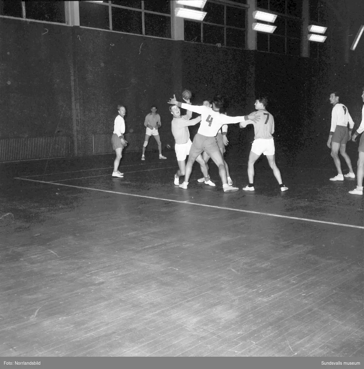 Handbollsmatch i tennishallen, Hudiksvall-Heffners 15-10.