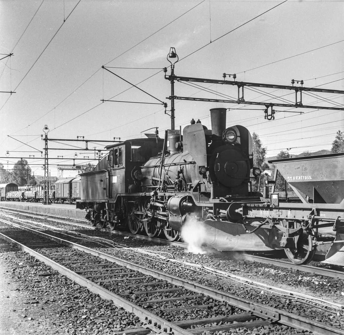 Damplok type 21e 207 med pukktog på Kongsberg stasjon.