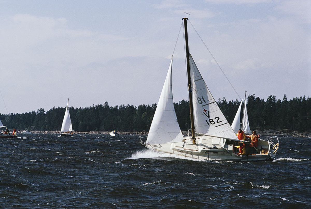Segelbåtar på Vänern. I förgrunden en Albin Vega. - Sjöhistoriska ...