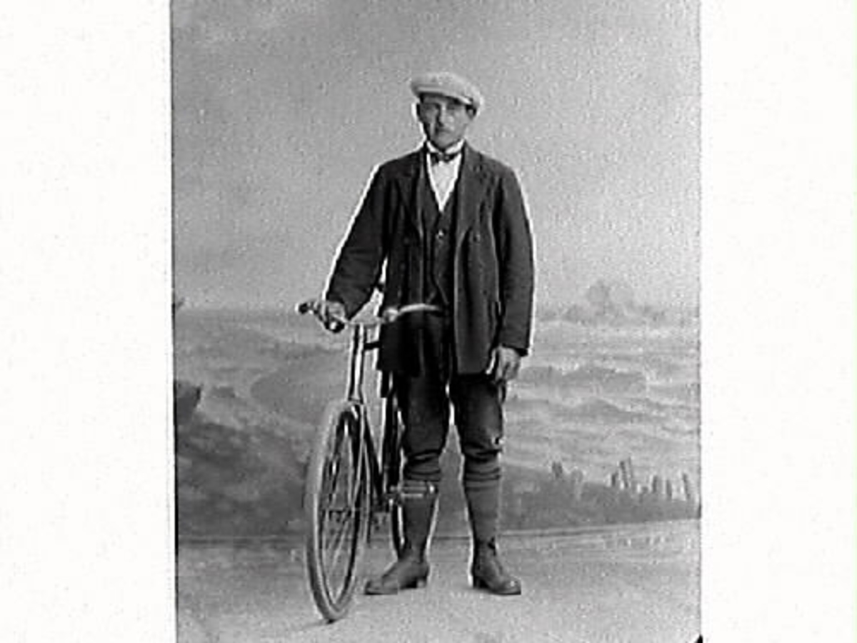 Algot Bengtsson var född 1891 i Sibbarp och dog 1961. Han gifte sig 1923. Algot arbetade som statare och murare inom jordbruket i Halland och Västergötland. Han cyklade alltid mycket bl a till och från de olika arbetena.