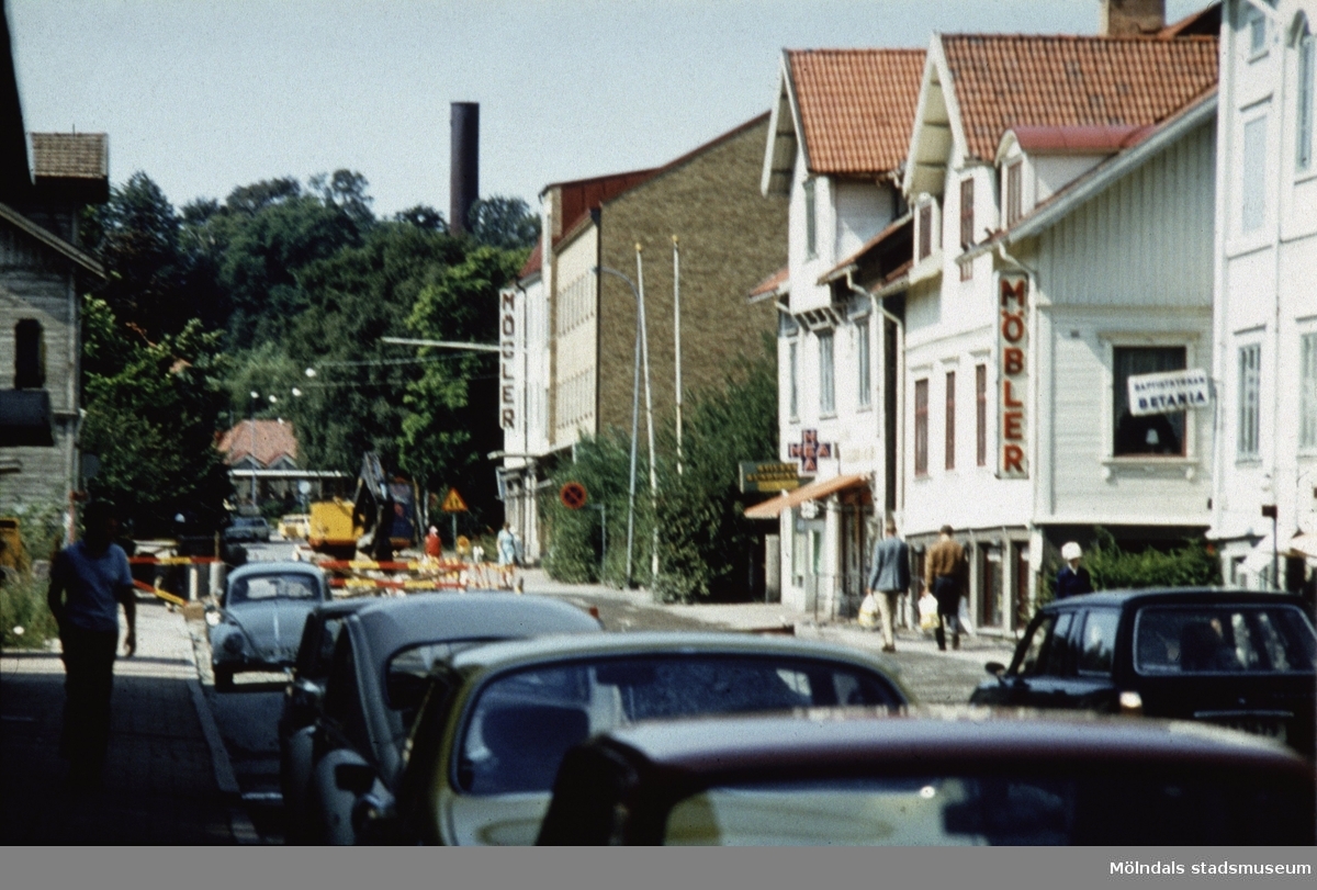 Vy västerut på Frölundagatan (idag: Brogatan) i Mölndal, 1970-tal. Längst till höger ses Baptistkyrkan Betania på Frölundagatan 4.