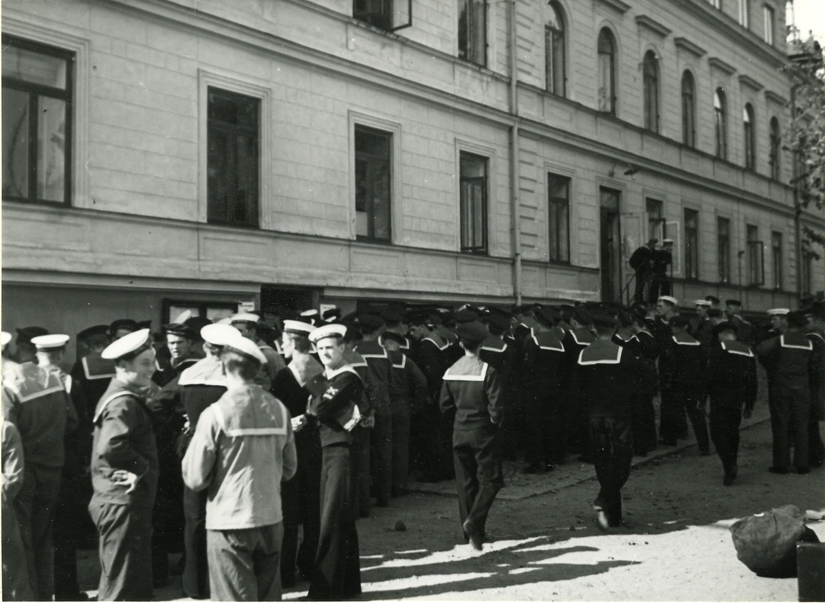 Förstärkt försvarsberedskap i september 1939, Karlskrona. Trängsel framför kompaniernas ordertavlor.