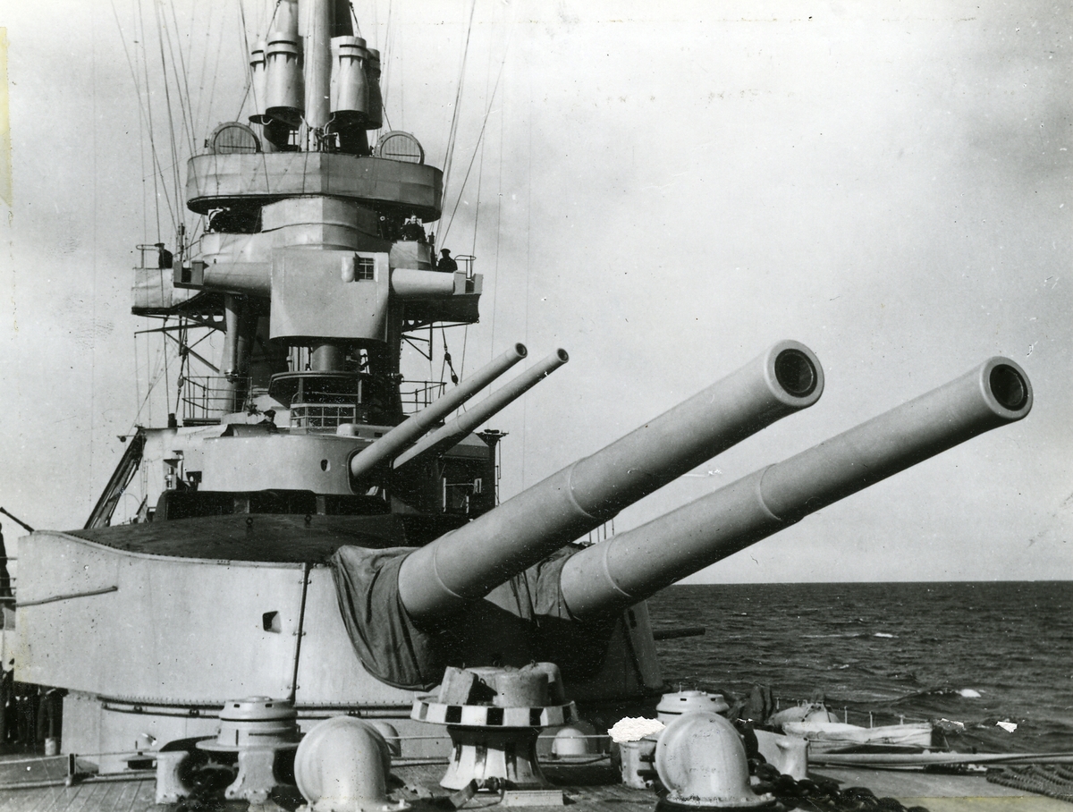 De förliga kanontornen och bryggan på pansarskeppet Drottning Victoria.