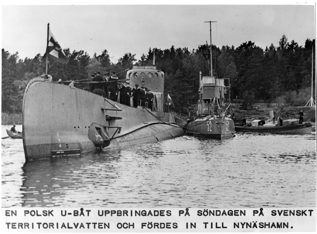 [fjärrskrivartext:] "En polsk U-båt uppbringades på söndagen på svenskt territorialvatten och fördes in till Nynäshamn."
