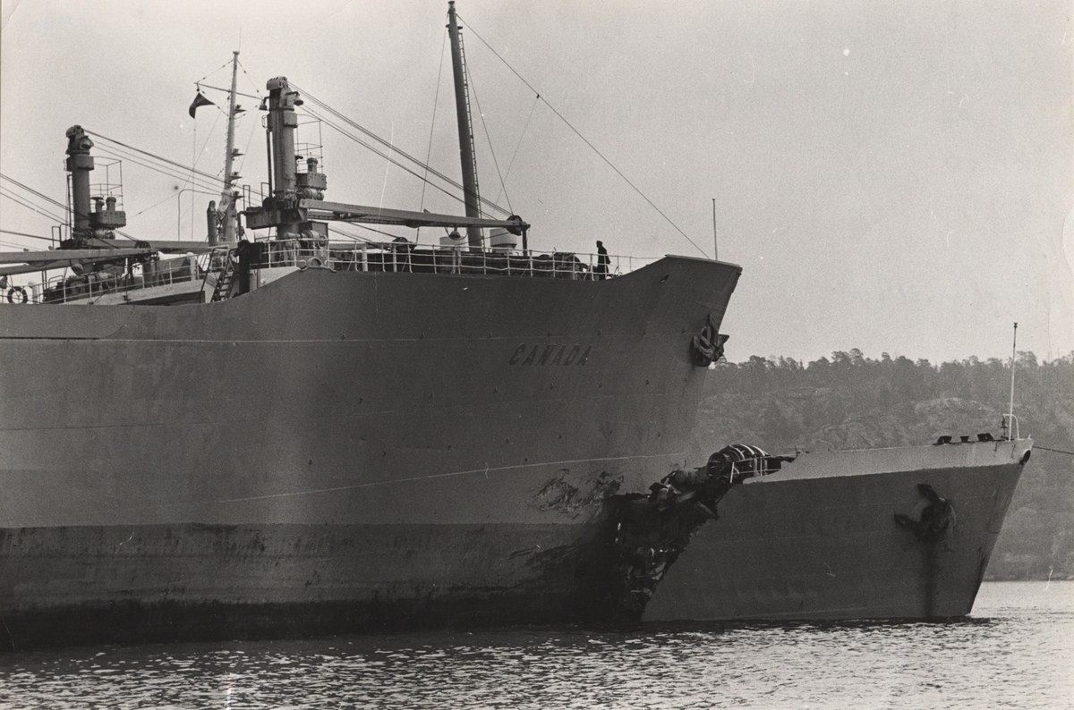 Kollision mellan det svenska lastmotorfartyget CANADA av Stockholm och den ryska tankern RAVA RUSSKAYA vid inloppet till Stockholms hamn den 24 okt. 1967.