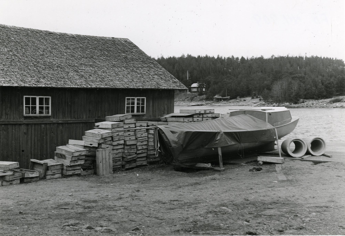 Ångermanland, Trysunda. Fiskaren Sten Allan Vågbergs båt upplagd för vintern på kajen. Båten är byggd av fiskaren och båtbyggaren Ola Lundgren.