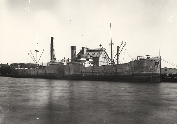 Lastångfartyget FAXEN av Göteborg i Åhus hamn, år 1923.