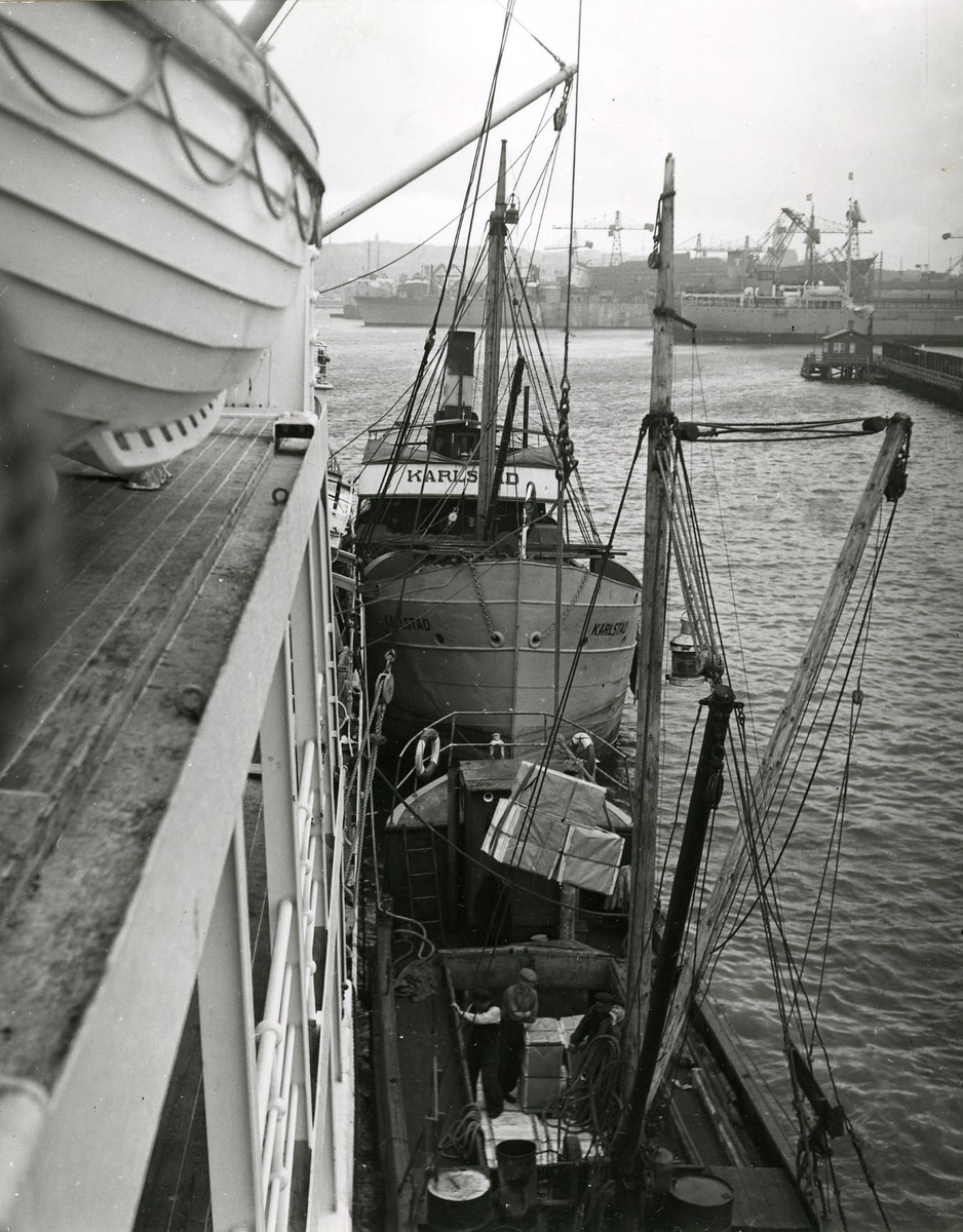 Lastning av m/s Amazonas i Göteborgs hamn. Troligen 1950-talet.
Serie foton Fo 58976 - Fo 59000AB.