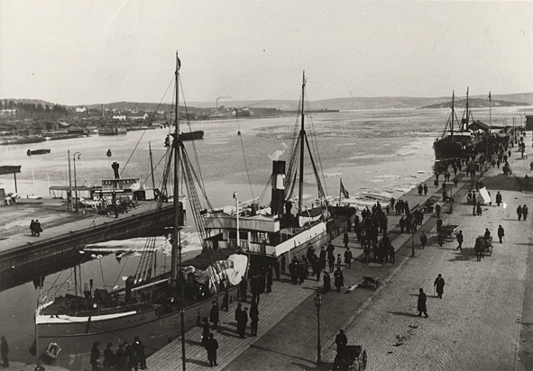 Ångaren GEORG av Stockholm inkommen som första båt den 25 april 1912 till Sundsvalls hamn.