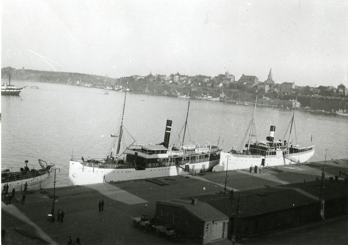 Stockholms hamn.
I förgrunden t. v. förstäven på passagerarfartget Carl XV, t. h. Birger Jarl.